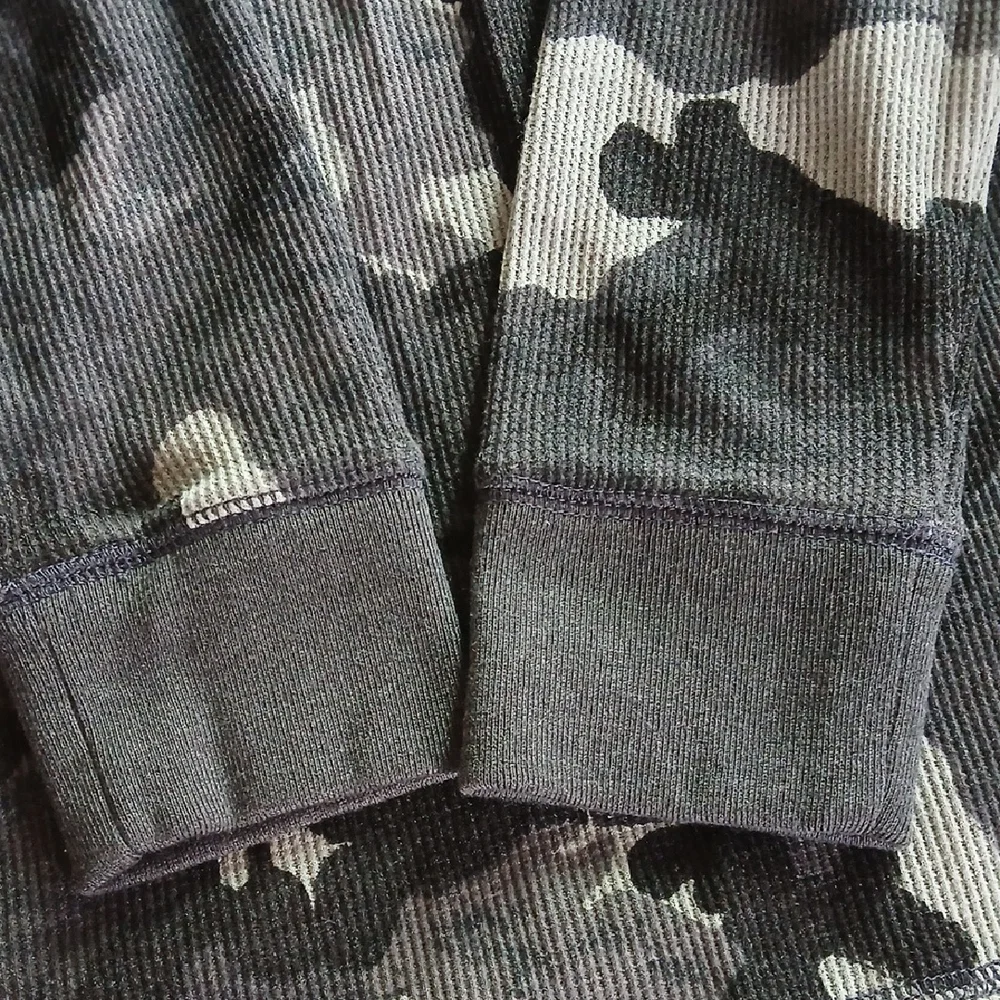 Arizona Jean Company Gray and Black Camo Long Sleeve Tee Sz‎ L
